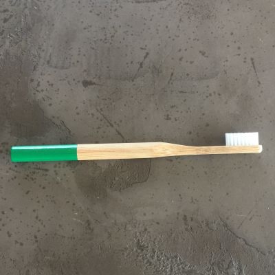 Toothbrush - green - Medium